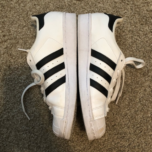 Women’s Adidas Superstars size 7 - Picture 2 of 4